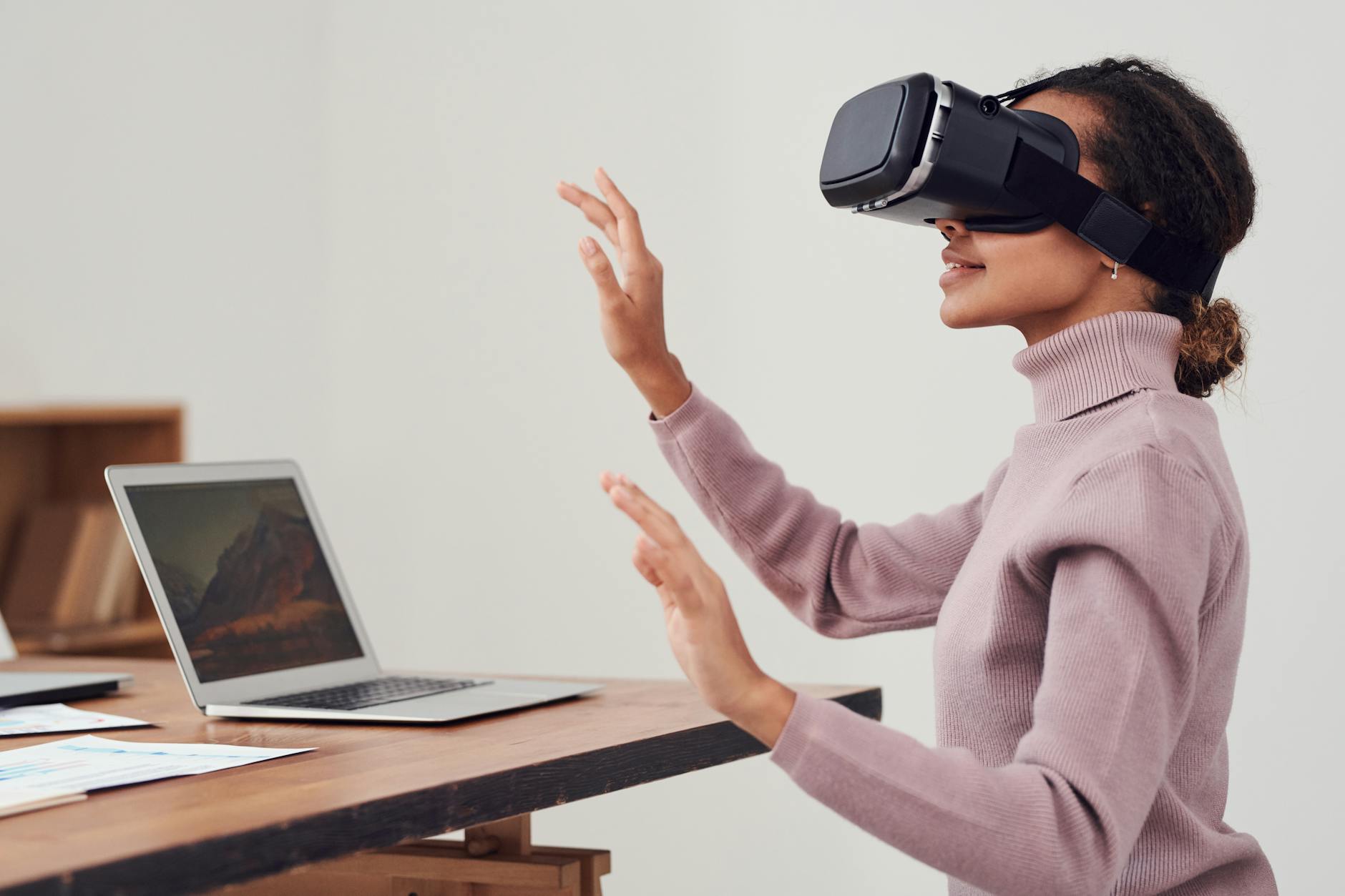 https://www.pexels.com/photo/woman-using-virtual-reality-goggles-3183164/