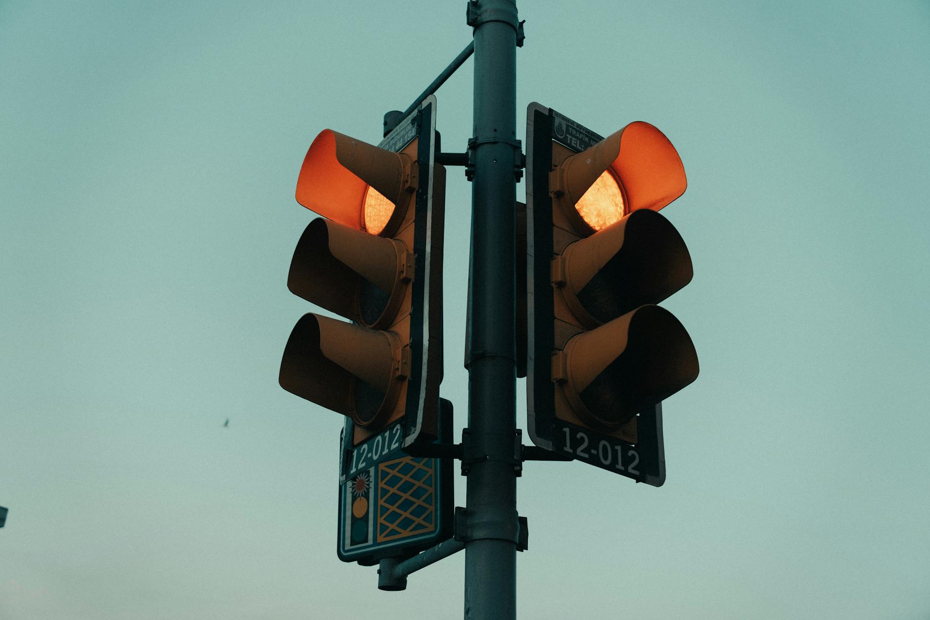 https://www.pexels.com/photo/red-traffic-lights-15949841/